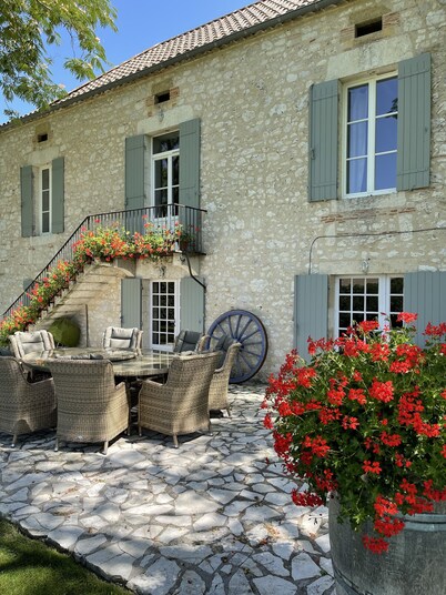 Stunning farmhouse in 15 acres, private heated pool, 6 beds & 4 baths plus annex