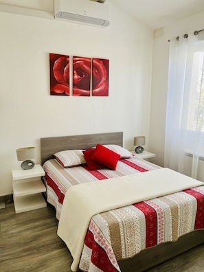 2 quartos, ferros/tábuas de passar roupa, berço de viagem