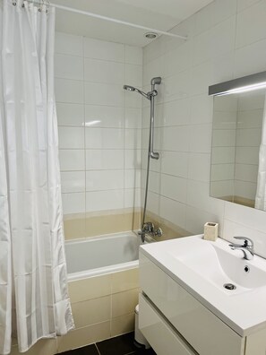 Combined shower/tub, hair dryer, toilet paper