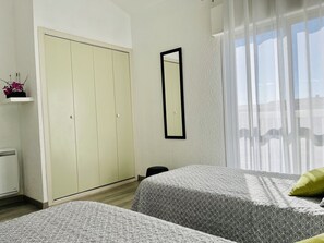2 habitaciones, tabla de planchar con plancha y cuna de viaje