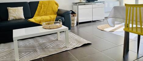 TV, DVD player, books, stereo