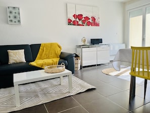 TV, DVD player, livros, aparelho de som