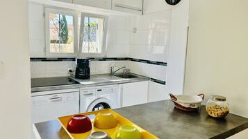 Réfrigérateur, micro-ondes, plaque de cuisson, lave-vaisselle