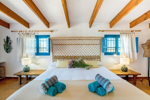 5 bedrooms, in-room safe, desk, iron/ironing board - Migjorn house10pax.5 bedrooms+4,5 bathrooms.Sea views.800 meters Migjorn beach. (Formentera)