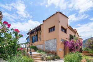 Exterior - Private Greek Villa with swimming pool, near beach & ancient history (Nea Epidavros)