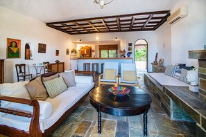 Smart TV, fireplace, DVD player, books - Private Greek Villa with swimming pool, near beach & ancient history (Nea Epidavros)