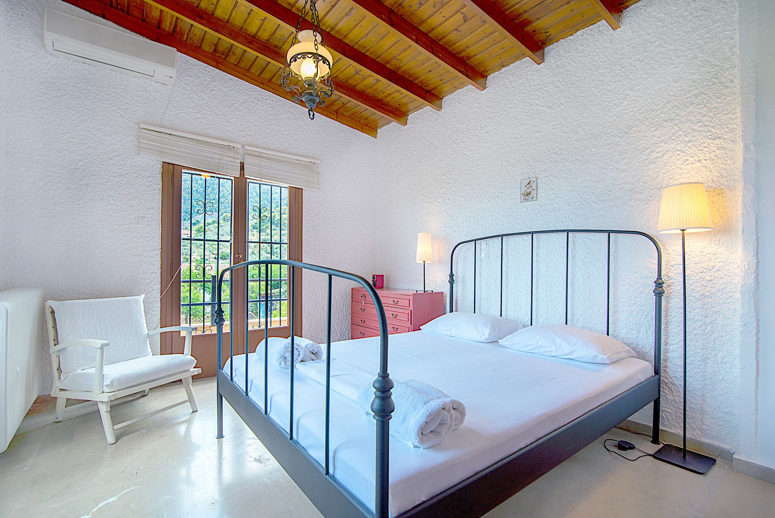 6 bedrooms, desk, iron/ironing board, travel crib