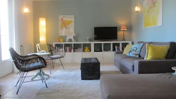 Smart TV, DVD player, livros, videoteca