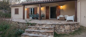 素晴らしい景色、大きなプール、複数のテラス、エアコンを備えた独立したヴィラ