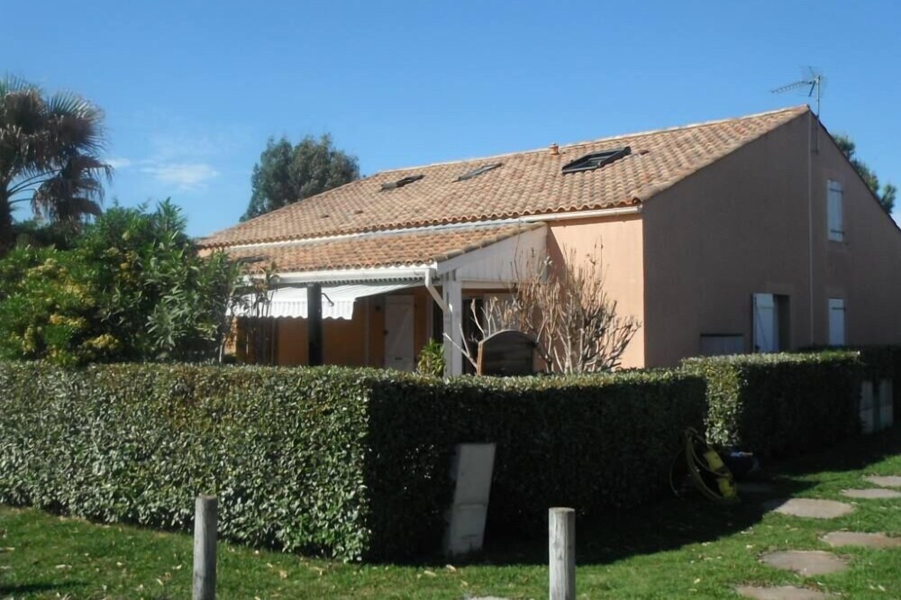 house at the domaine du lac in méze