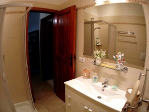 Douche, sèche-cheveux, bidet, serviettes fournies