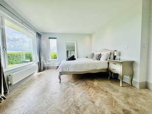 Room - STUNNING CONTEMPORARY COASTAL HOLIDAY HOME WITH HOT TUB, SEA VIEWS AND PARKING (Newquay)