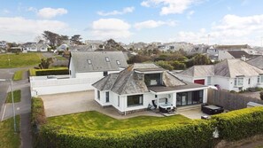 Exterior - STUNNING CONTEMPORARY COASTAL HOLIDAY HOME WITH HOT TUB, SEA VIEWS AND PARKING (Newquay)