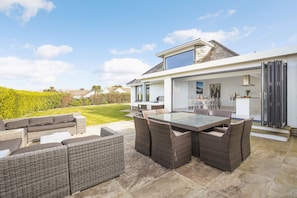 Property grounds - STUNNING CONTEMPORARY COASTAL HOLIDAY HOME WITH HOT TUB, SEA VIEWS AND PARKING (Newquay)