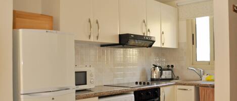 Køleskab, mikrobølgeovn, ovn, kogeplade