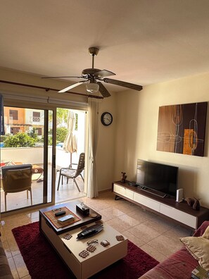 TV, books - Beautiful Holiday Villa With Pool In Tombs Of The Kings Area . Sleeps 4 . (kato Paphos)