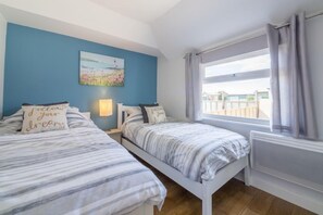 3 bedrooms, Internet, bed sheets - Wyndham Beach House, Walcott, Norfolk (Norwich)