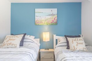 3 bedrooms, Internet, bed sheets - Wyndham Beach House, Walcott, Norfolk (Norwich)