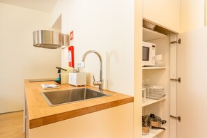 Refrigerador, microondas, lavavajillas, cafetera/tetera