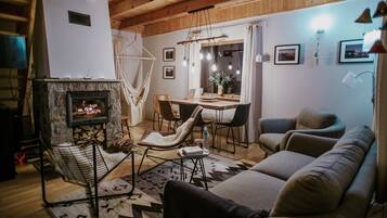 Een televisie, een open haard en boeken