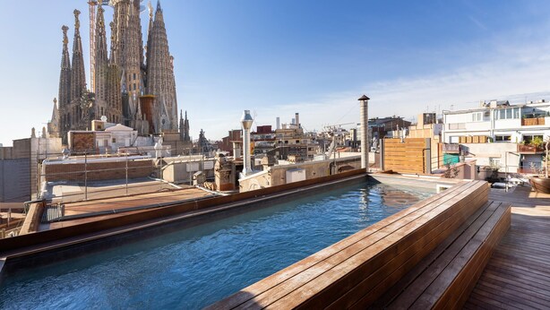 A rooftop pool with a view of the Sagrada Familia.