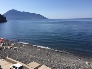 A pebbly beach with a mountain in the background. - Didyme - Comfortable flat on the beach with terrace and island views - Wifi (Lipari)