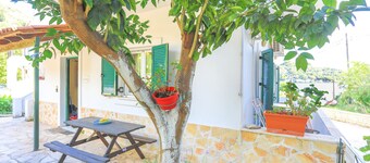 Zoulis Athina: Two Bedroom Apartment Just Few Steps Away From The Beach