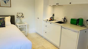 1 habitación, tabla de planchar con plancha, wifi gratis y ropa de cama