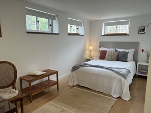 1 slaapkamer, een strijkplank/strijkijzer, reisbedje, wifi