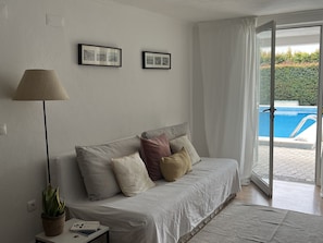 Smart TV, books - S. Casa PEDRO : Apart with pool and garden São Pedro do Estoril (São Pedro Estoril)