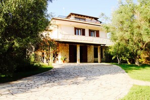 Exterior - Otranto: SPLENDID TENUTA WITH POOL AND TENNIS COURSE. (Muro Leccese)