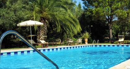 Otranto: ESTATE SPLENDID AVEC PISCINE ET COURT DE TENNIS.