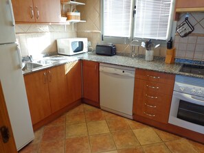 Fridge, microwave, oven, stovetop - Terraced house in Cala LLiteras (Cala Ratjada) (Cala Lliteres)