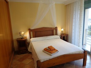 3 habitaciones, tabla de planchar con plancha y cuna de viaje 