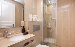 Een douche, een haardroger, handdoeken, zeep