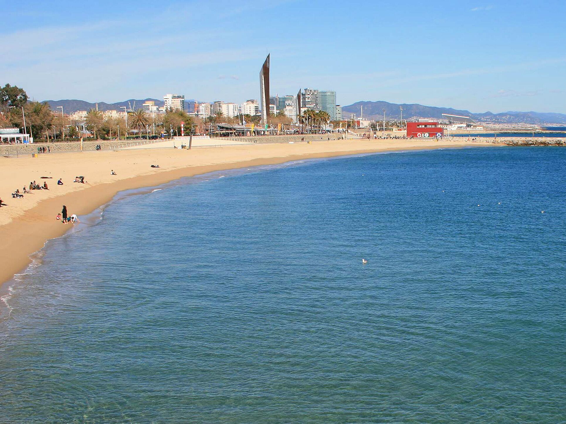 Ligstoelen aan het strand