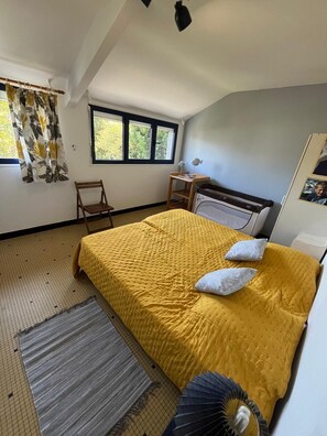 5 habitaciones, tabla de planchar con plancha y wifi