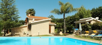 Villa Donzell, 14m private pool and Jacuzzi, Large Garden, Kids Play Area