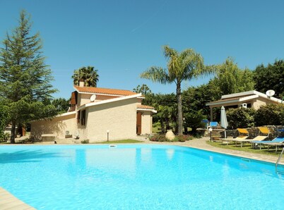 Villa Donzell, 14m private pool and Jacuzzi, Large Garden, Kids Play Area