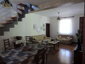 TV - Villa Donzell, 14m private pool and Jacuzzi, Large Garden, Kids Play Area (alghero)