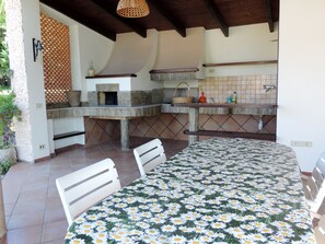 Outdoor dining - Villa Donzell, 14m private pool and Jacuzzi, Large Garden, Kids Play Area (alghero)