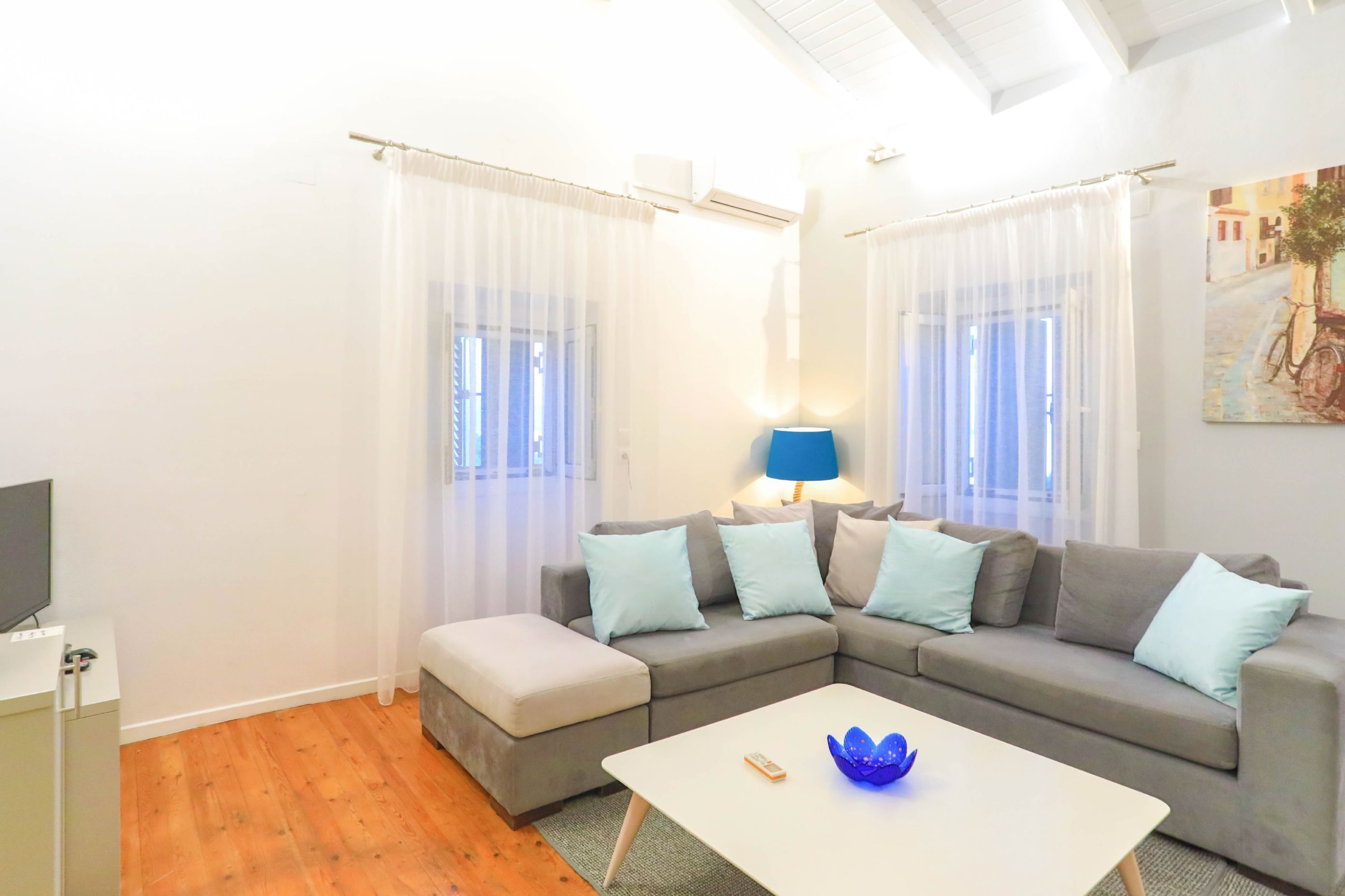 TV, DVD player, books, stereo