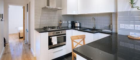 Frigorifero, microonde, forno, piano cottura