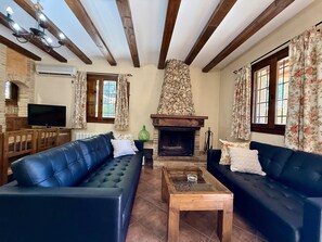 TV, fireplace - Cottage n��9 for 6 people, Batan Rio Tus (Yeste)