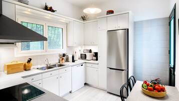 Refrigerador, microondas, horno y lavavajillas