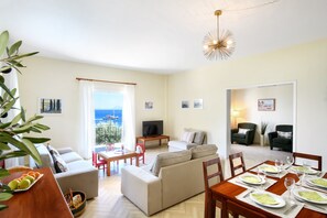 Smart TV, books - Villa Alexia - Seafront Serenity in Corfu (Corfu)