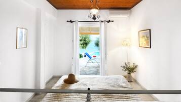 6 bedrooms, in-room safe, desk, iron/ironing board