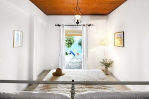 6 bedrooms, in-room safe, desk, iron/ironing board