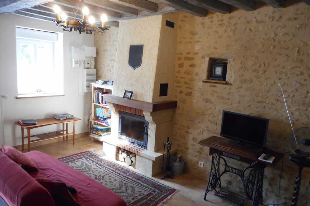 Charming longere gite, fully equipped, 2 en suite bedrooms + heated pool WiFi