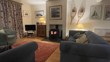 Smart TV, chimenea, futbolito y tenis de mesa